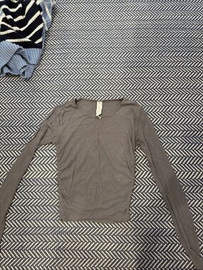 ALO Yoga Long Sleeve Ribbed Top in Taupe